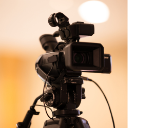 відеокамера з підключеним кабелем