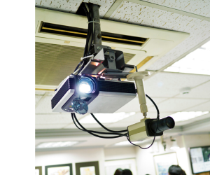 фото проєктора з підключеним кабелем