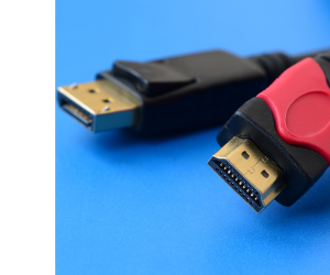 фото кабелів HDMI та DisplayPort на синьому фоні фото кабелів HDMI та DisplayPort на синьому фоні