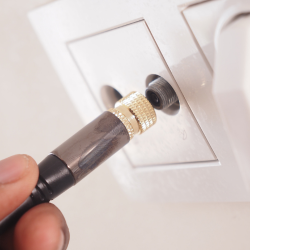 фото розетки з коаксіальним роз'ємом та кабелем