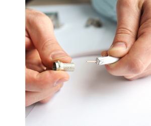 фото розібранного роз'єму в руках фото розібранного роз'єму в руках