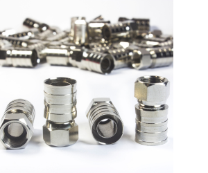 фото різних металевих коаксіальних роз'ємів на білому фоні фото різних металевих коаксіальних роз'ємів на білому фоні