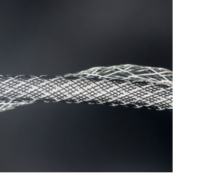 фото світловідбивного кабельного обплетення в темному приміщенні