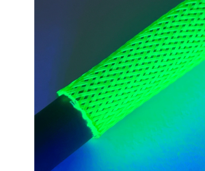 фото неонового кабельного обплетення під ультрафіолетом