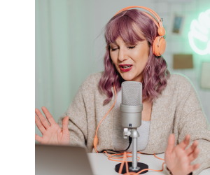 дівчина проводить стрім з мікрофоном дівчина проводить стрім з мікрофоном