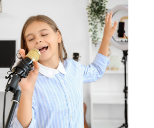 дівчинка співає вдома з мікрофоном з кабелем