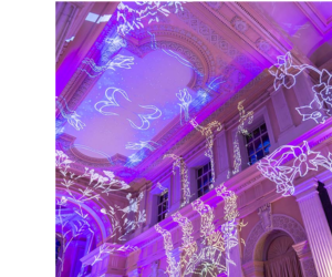 проєкція зі світла на стінах залу