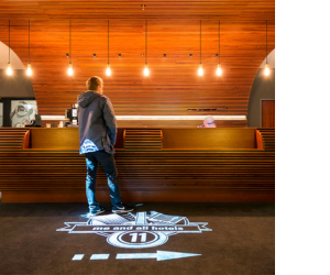 логотип зі світла на підлозі