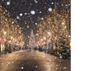 фото зимової вулиці зі святковою ілюмінацією фото зимової вулиці зі святковою ілюмінацією